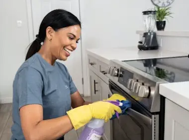 Limpieza de horno en cocina de Tucson