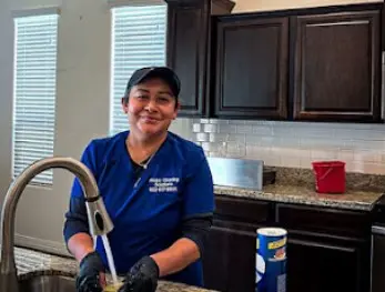 Aplicación de productos de limpieza ecológicos en superficies de cocina