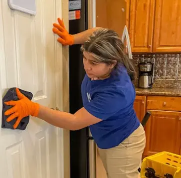 Equipo profesional realizando limpieza profunda en casa de Phoenix, Arizona