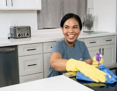 Limpieza detallada de mesa en cocina de Tucson, Arizona