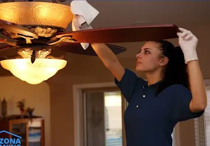 Equipo profesional de limpieza de hogares realizando servicio en Phoenix, Arizona