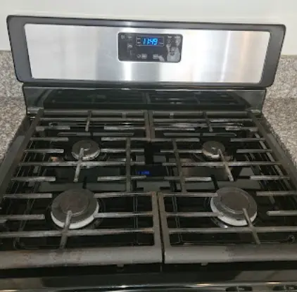 Limpieza profunda de estufa en cocina de hogar en Phoenix, Arizona