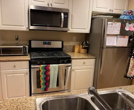 Cocina en Los Angeles limpia por personal de limpieza de aloha maid