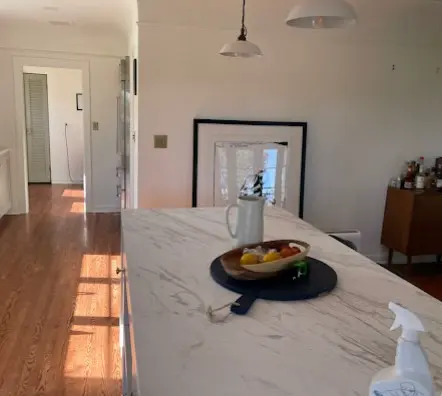 Cocina impecable con encimeras de mármol blanco en Los Ángeles, servicio de limpieza profesional de calidad en limpiezaexpress.us