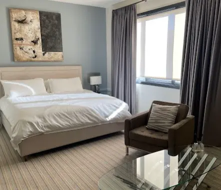 Habitación principal limpia y organizada, con cama y decoración moderna en Los Ángeles,