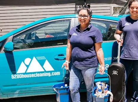 Equipo profesional de 5280 House Cleaning preparado para ofrecer servicios de limpieza de casas en Denver.