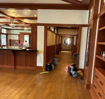 nterior limpio con pisos de madera en Los Ángeles, servicio de limpieza profunda para hogares y oficinas