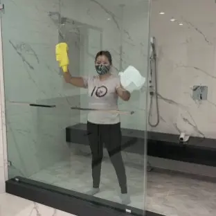 Limpieza profunda de puertas de vidrio en baño moderno, servicio de limpieza de casas y baños en Los Ángeles