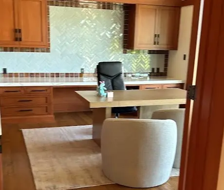 Oficina en casa impecable con muebles de madera y estilo moderno en Los Ángeles, servicio de limpieza