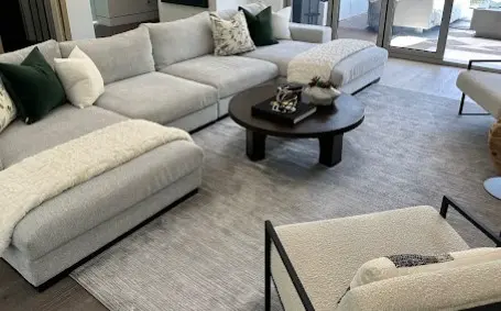 Sala de estar limpia y moderna con sofás cómodos en Los Ángeles, servicio de limpieza de salas y hogares