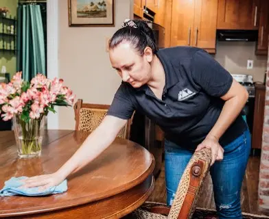 Profesional de 5280 House Cleaning realizando limpieza detallada en una casa en Denver.