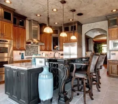 Cocina de lujo limpia y organizada gracias a compañías de limpieza de casas cerca de ti en Florida