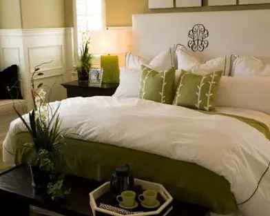 Dormitorio elegante y limpio con decoración verde, preparado por el servicio profesional de limpieza de casas en San Francisco