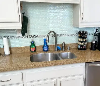 Fregadero y encimera de cocina impecables tras un servicio de limpieza de casas en San Francisco de Clean Cozy Home.