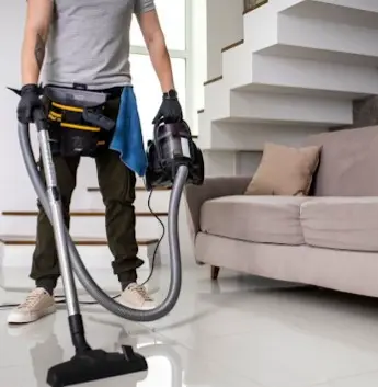 Sala de estar limpia y organizada después de servicio de Total Trust Cleanings - empresas de limpieza en San Francisco, California