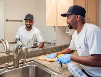 Personal de Dust N Shine limpiando detalladamente una cocina, asegurando un acabado reluciente y desinfectado.