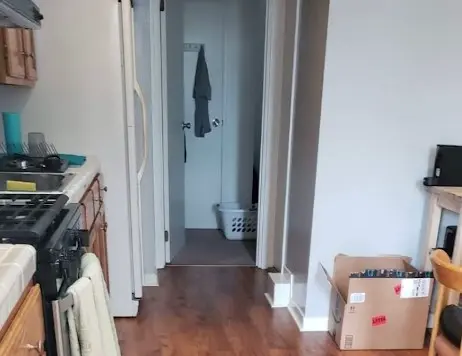 Cocina y pasillo limpios y ordenados, resultado de una compañía de limpieza de casas en San Francisco.