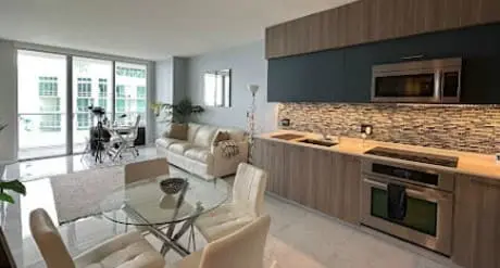 sala-cocina-limpia-miami-magico-cleaners.webp
Texto ALT: Sala y cocina moderna impecable limpiada por Mágico Cleaners, una de las mejores empresas de limpieza de casas en Miami