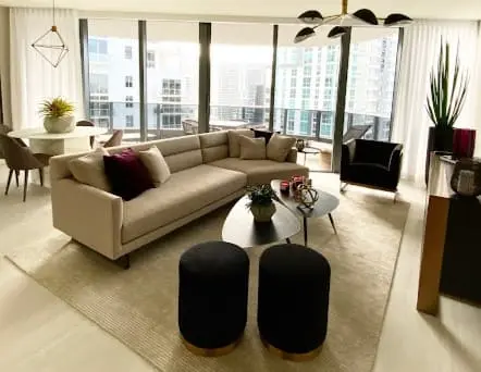Amplia sala de estar con vista al mar, limpiada a la perfección por Mágico Cleaners, destacada entre las empresas de limpieza de casas en Miami.