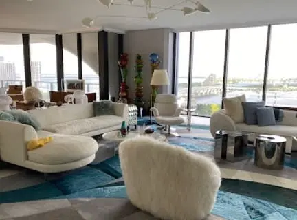 Sala y comedor elegantes en Miami, relucientes gracias a los servicios de Mágico Cleaners, tu opción confiable entre las empresas de limpieza de casas en Miami