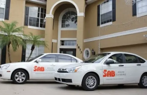 Vehículos de SAB Cleaning listos para ofrecer servicios de limpieza profesional a domicilio en Orlando