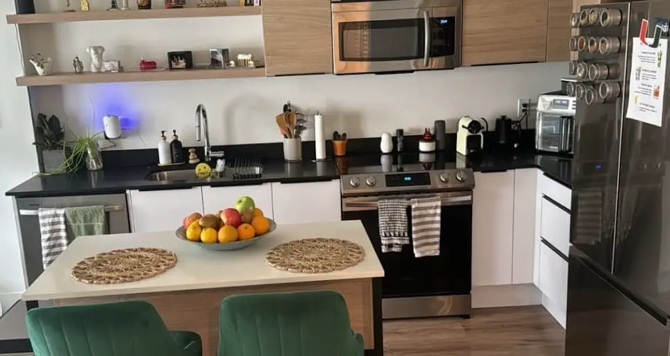 Cocina moderna limpia en Miami, gracias a Casa Pristine, una de las mejores empresas de limpieza de casas en la ciudad.