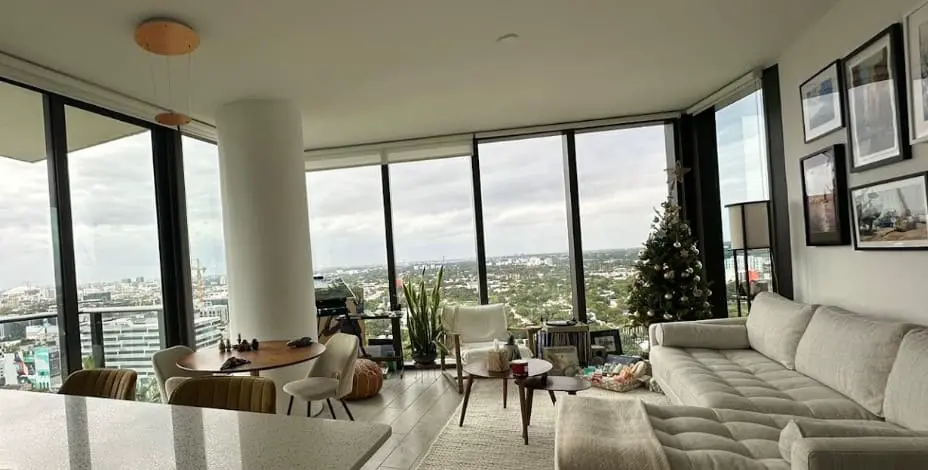 Espacio impecable con vista panorámica en Miami, limpiado por Casa Pristine, empresa destacada en limpieza de casas.