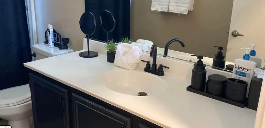 Servicio profesional de limpieza de baños en Miami realizado por empresas de limpieza líderes como Cleanzen