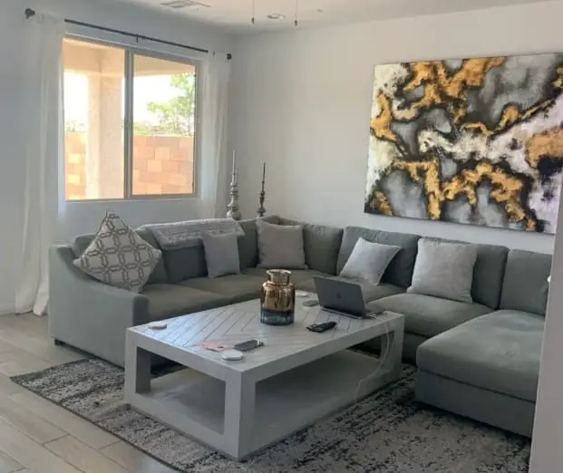 Limpieza de salas y áreas comunes en Miami, ofrecida por empresas de limpieza confiables como Cleanzen