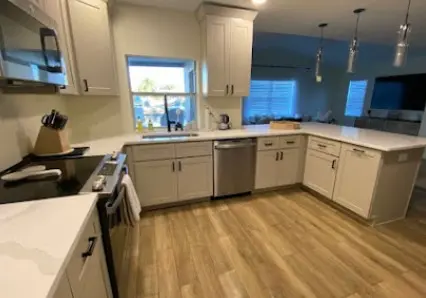 Cocina moderna y brillante, ejemplo del excelente servicio de limpieza de casas en Tampa.