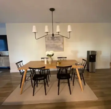 Comedor moderno impecable, resaltando la calidad de la limpieza de casas en Tampa.