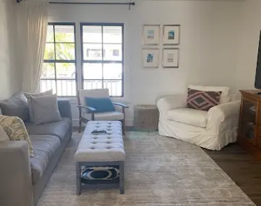 Sala de estar acogedora y ordenada, ideal tras una limpieza de casas en Tampa