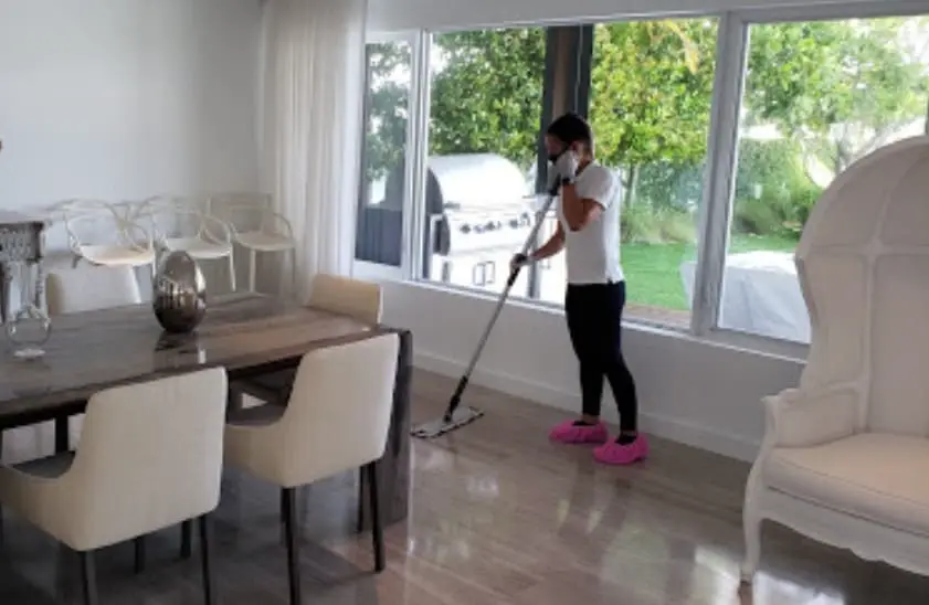 Limpieza detallada de interiores en Miami realizada por Sirclean, expertos en mantenimiento de casas impecables.