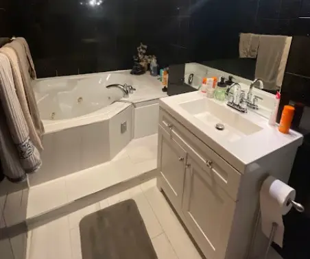 Bano limpio ordenado con Imagine Maids.