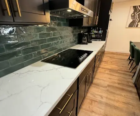 Cocina con mesada de marmol brillante por Maid it en Las Vegas