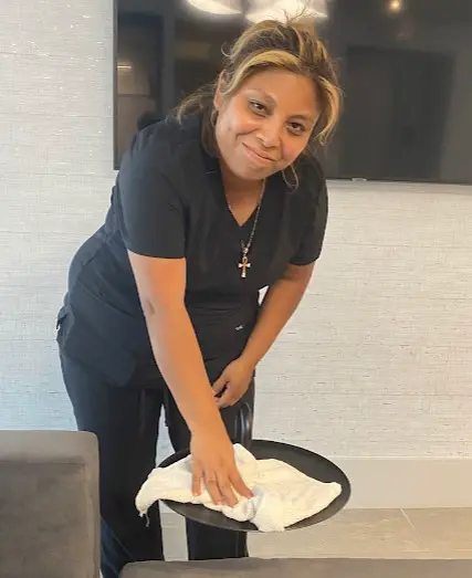 Empleada-de-limpieza-de-casas-de-get-it-done-limpiando.