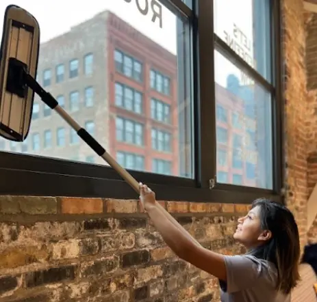 Emresa-profesional-de-limpieza-limpiando-ventanas