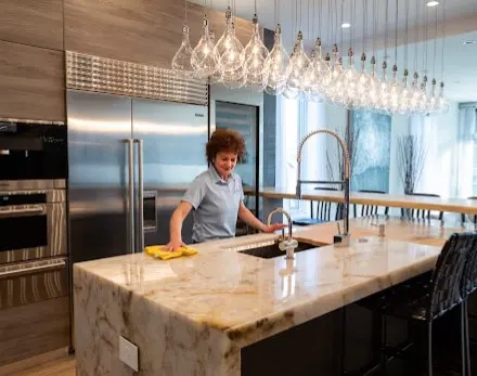 Limpiadora profesional Limpiando una mesada de cocina con Chicago clean home