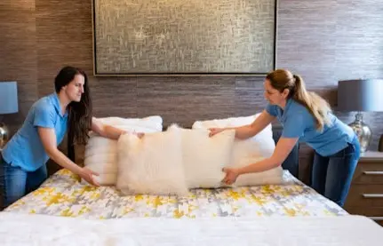 personal de limpieza domestico ordenando una cama de una casa con chicago clean home