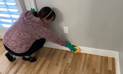Profesional de limpieza en Las Vegas de Happy Home , limpiando los marcos de la pared